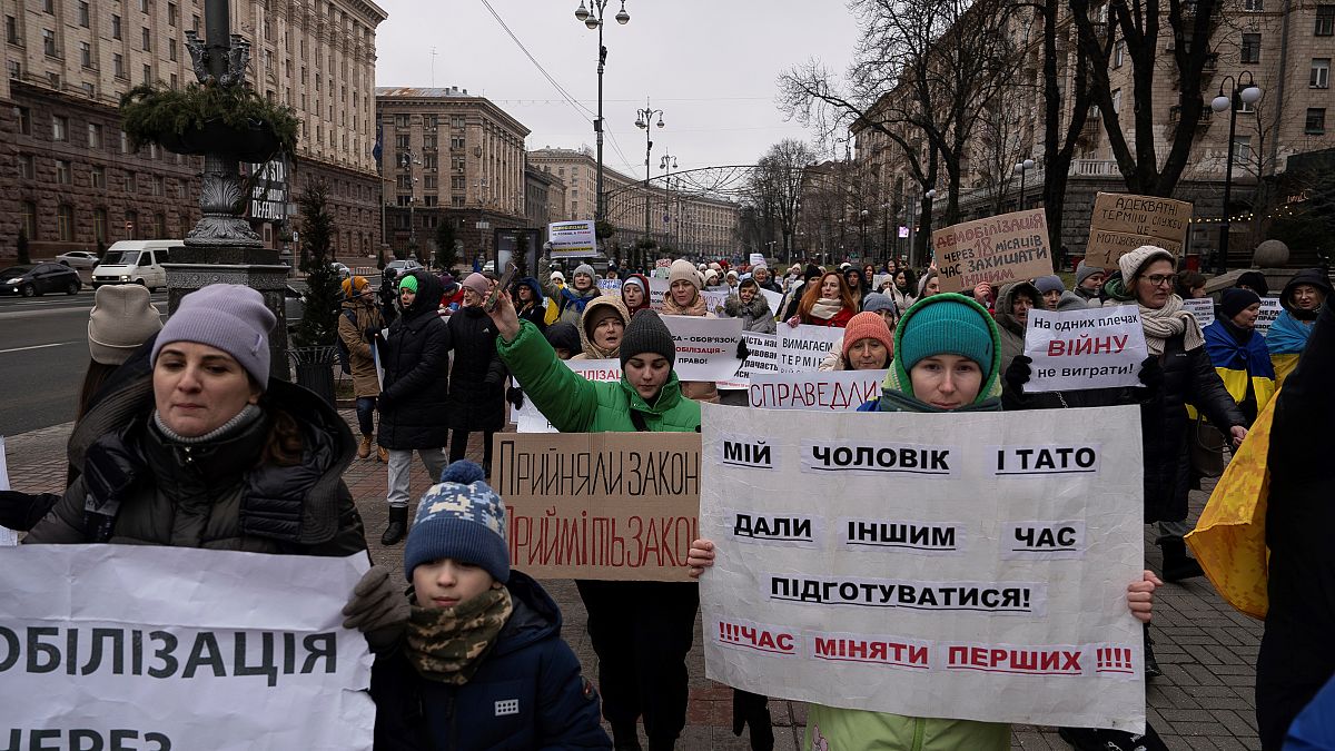Familiares dos soldados ucranianos saíram às ruas de Kiev para exigir limites ao tempo de serviço militar
