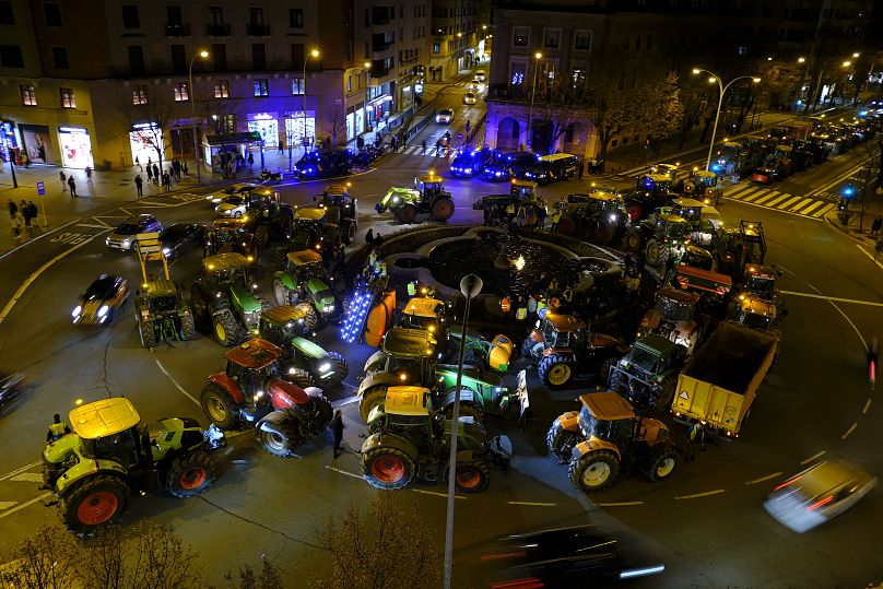 Des tracteurs obstruent un rond-point du centre-ville alors qu'ils participent à une manifestation mardi 6 février 2024, à Pampelune, dans le nord de l'Espagne.