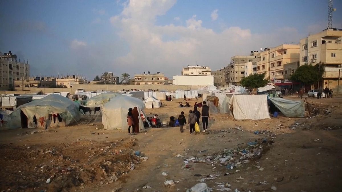 مأساة النازحين الفلسطينيين في دير البلح