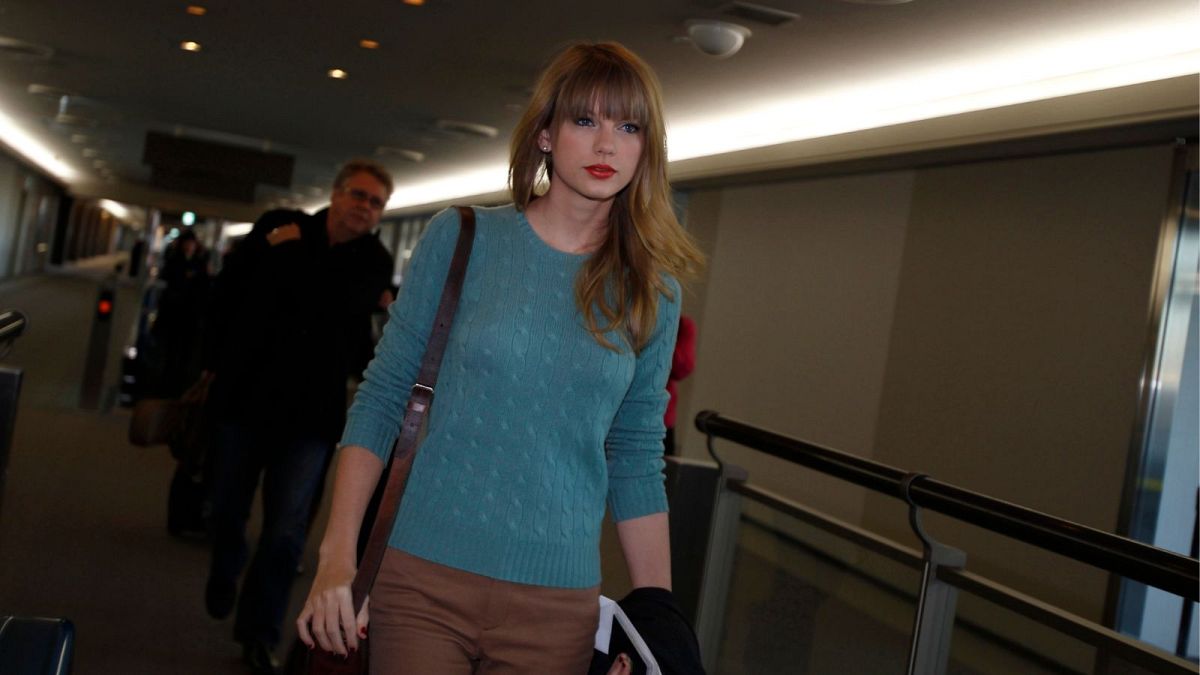 La mega celeb Taylor Swift llega al aeropuerto internacional de Narita, cerca de Tokio, en noviembre de 2012. 