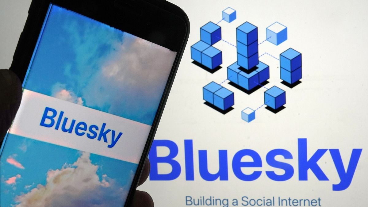 L'application pour Bluesky est affichée sur un téléphone portable, à gauche, et sur l'écran d'un ordinateur portable à droite, le vendredi 2 juin 2023, à New York.