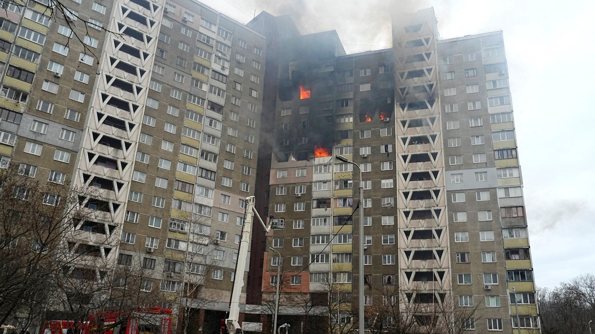 Un bâtiment touché par une frappe à Kyiv, Ukraine, mercredi 7 février 2024.