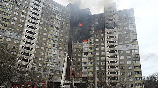 Los bomberos tratan de extinguir un incendio en un edificio residencial en Kiev tras los ataques rusos de este miércoles en Kiev