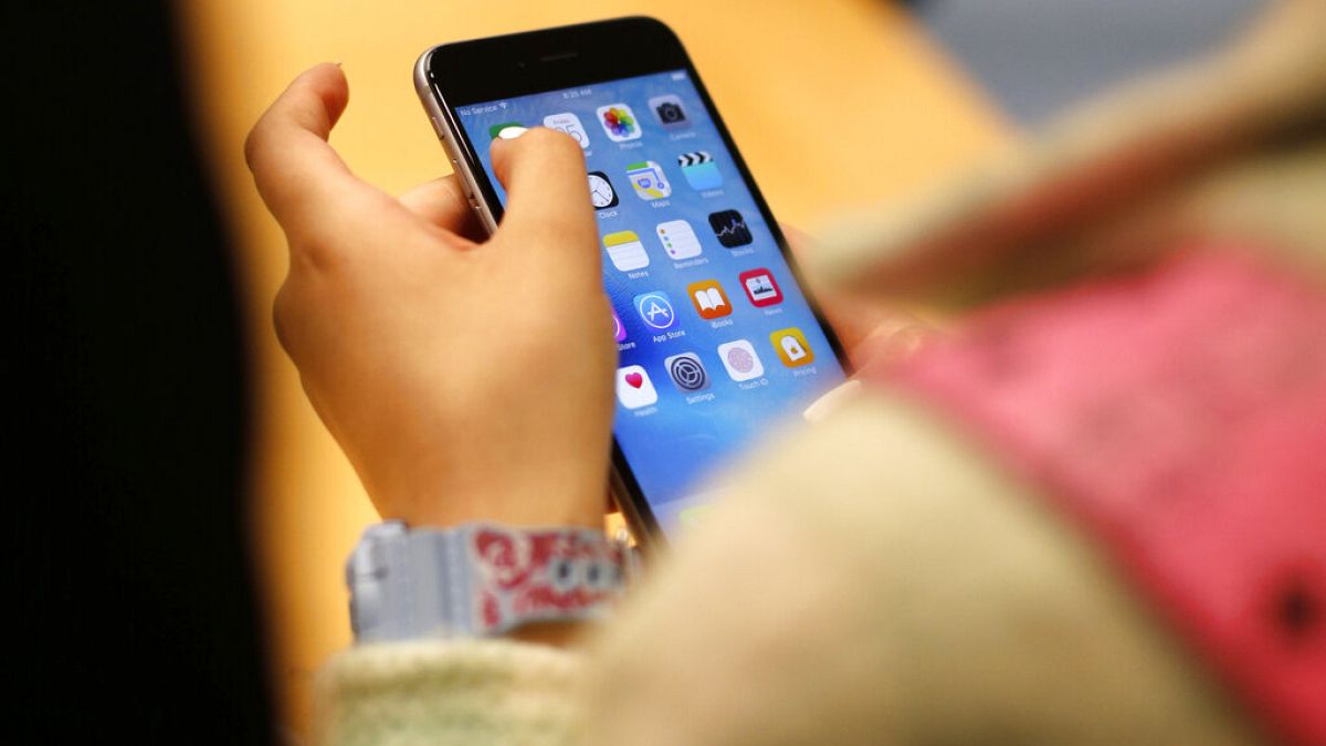 Παιδί κρατάει ένα Apple iPhone 6, εικόνα αρχείου