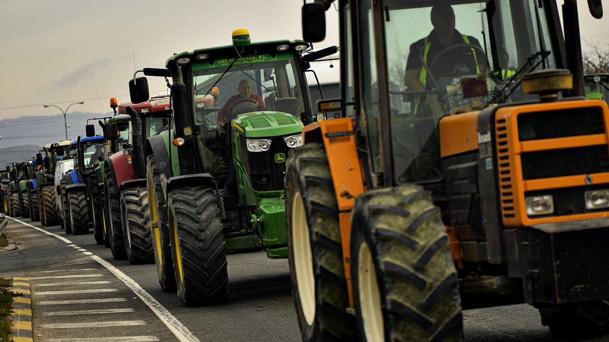 Фермеры запрудили своими тракторами шоссе