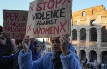 Roma'da Kadına Yönelik Şiddete Karşı Uluslararası Mücadele Günü dolayısıyla düzenlenen gösteride bir kadın 'Kadına yönelik şiddete son' yazılı bir pankart tutuyor