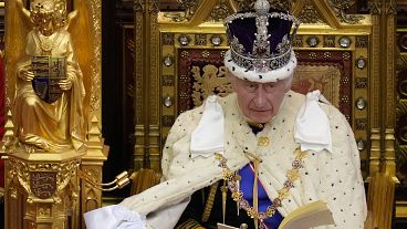 Ο βασιλιάς της Βρετανίας Κάρολος Γ' μιλάει κατά τη διάρκεια της επίσημης έναρξης των εργασιών του Κοινοβουλίου στο Παλάτι του Ουέστμινστερ στο Λονδίνο, τον Νοέμβριο του 2023.