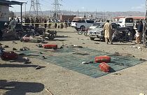 La polizia esamina la scena dell'esplosione a Khanozai, Pashin, un distretto della provincia pakistana del Baluchistan, 7 febbraio 2024