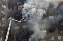 فرق الإطفاء تحاول إخماد حريق سببه قصف روسي على بناية في كييف