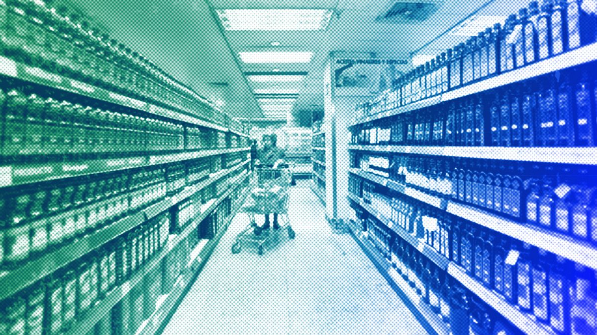 Женщина толкает тележку с покупками в супермаркете, Мадрид