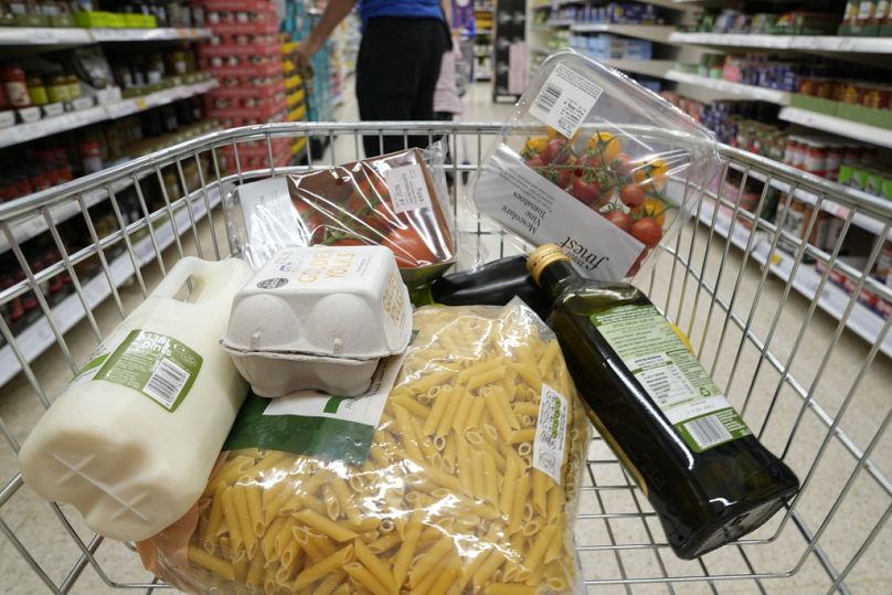 Lebensmittel in einem Einkaufswagen in einem Supermarkt in London, Juni 2023