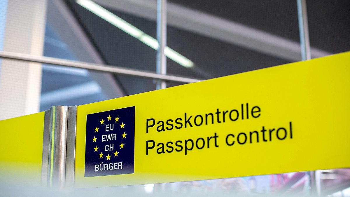 Schengen vizesi, AB ve Schengen bölgesinin 90 günlük vizesiz seyahat kuralından yararlanamayan AB üyesi olmayan ülkelerin vatandaşları için gereklidir. 
