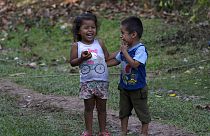 أطفال يضحكون أثناء تناول الفاكهة المحلية في مجتمع شامبيرا، في منطقة الأمازون في بيرو