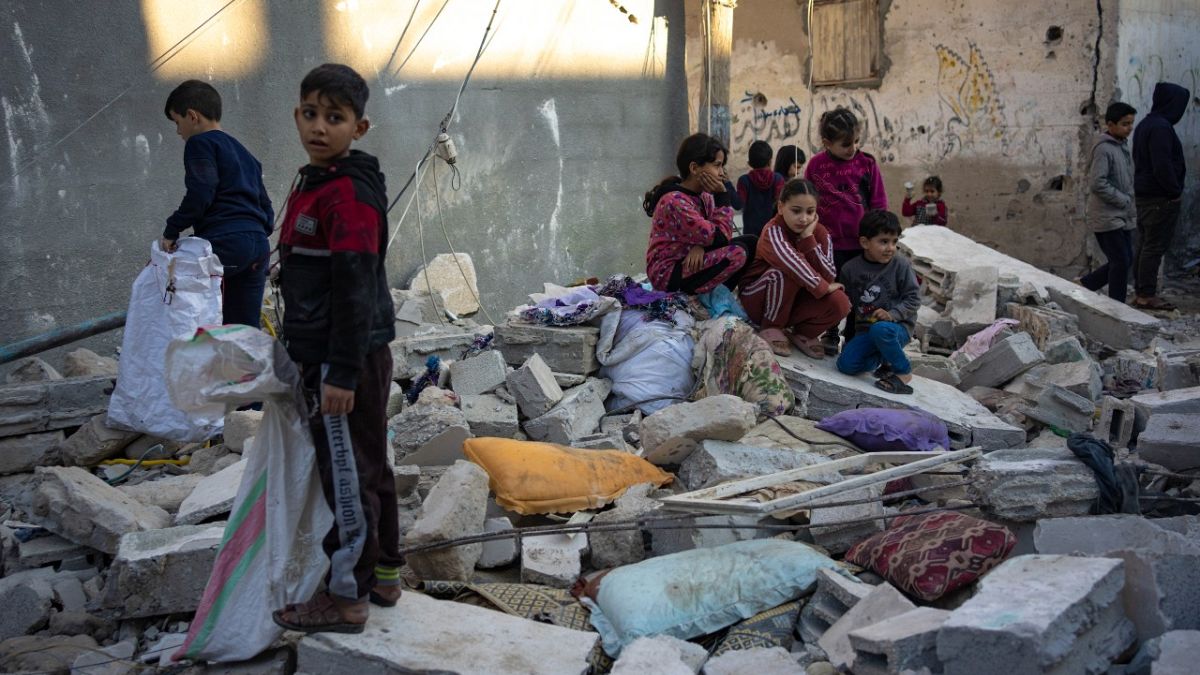 أطفال فوق ركام  منازلهم المدمرة في مدينة رفح جنوب قطاع غزة