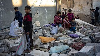 أطفال فوق ركام  منازلهم المدمرة في مدينة رفح جنوب قطاع غزة