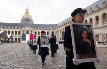La Guardia Republicana francesa camina con retratos de las víctimas francesas del ataque de Hamás del 7 de octubre de 2023, durante una ceremonia el 7 de febrero de 2024.