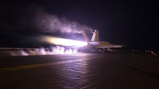 طائرة أمريكية تستعد للتحليق لضرب أهداف تابعة للحوثيين