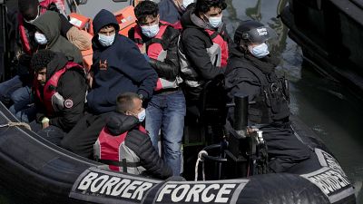 Illegális bevándorlók a brit határvédelem csónakjában Doverben.