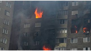 مبنى سكني متضرر في العاصمة كييف 