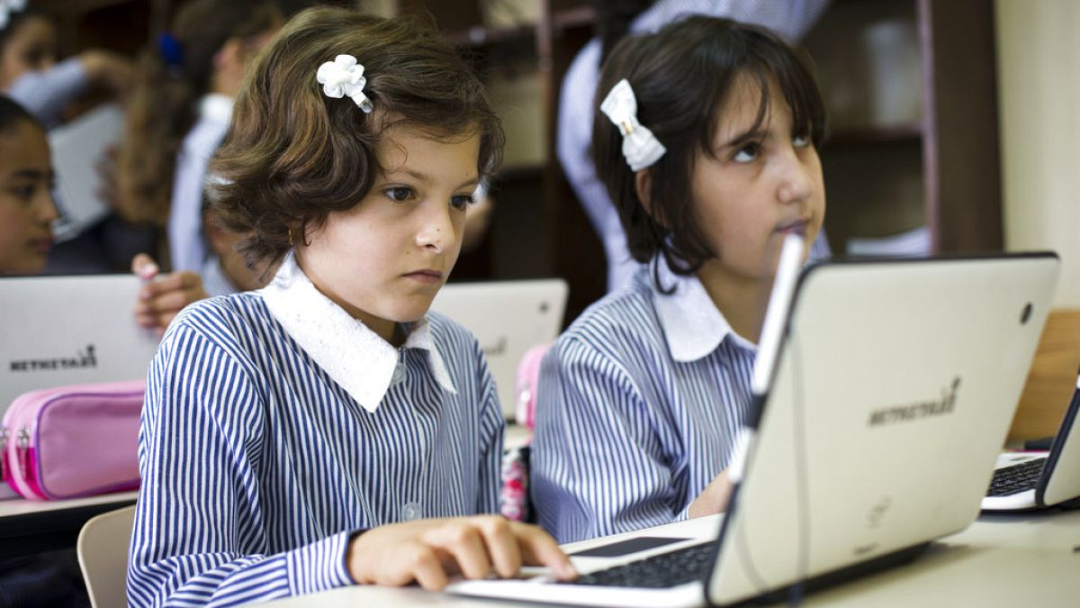 Σε αυτή τη φωτογραφία του Σαββάτου 8 Σεπτεμβρίου 2018, Παλαιστίνια παιδιά χρησιμοποιούν φορητούς υπολογιστές στο σχολείο Ziad Abu Ein στην πόλη Ραμάλα της Δυτικής Όχθης. 