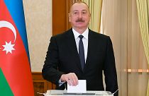 Ilham Aliyev vote en Azerbaïdjan, mercredi 7 février 2024.