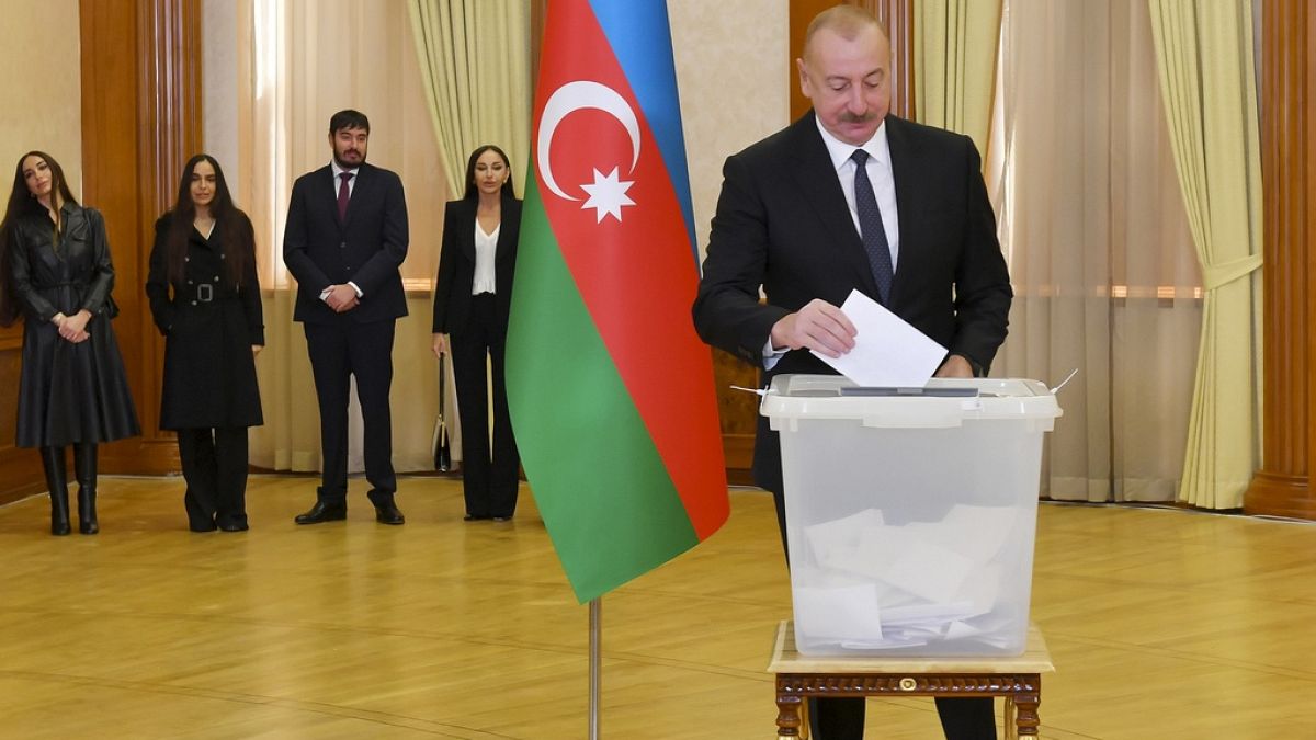 El presidente de Azerbaiyán, Ilham Aliyev, emite su voto en un colegio electoral en Khankendi, región de Karabaj, Azerbaiyán, el 7 de febrero de 2024.