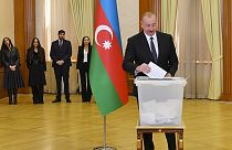 Präsident Ilham Alijew bei der Stimmabgabe in Aserbaidschan