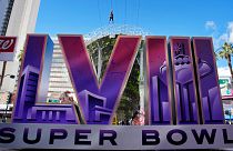 İnsanlar Super Bowl 58 NFL futbol maçı öncesinde, 2 Şubat 2024, Cuma günü, Super Bowl tabelasının üzerinde zipline biniyor