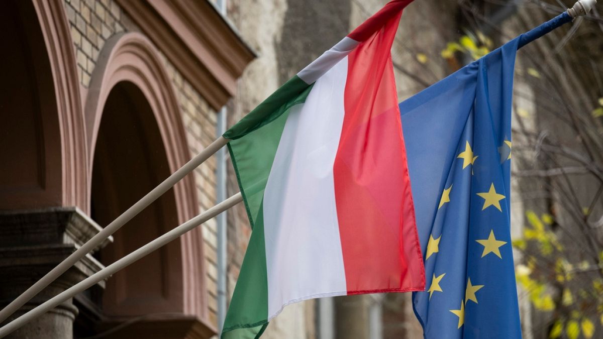 Budapeşte şehir merkezindeki bir binada asılı Macaristan ve Avrupa Birliği bayrağı 