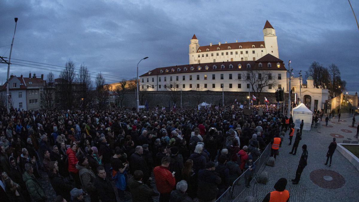 Slovakya'da binlerce kişi yeni hükümetin 'yolsuzluk' planını protesto etti