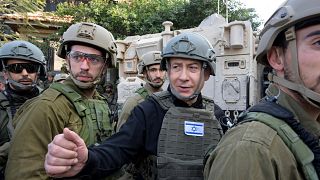 بنیامین نتانیاهو، نخست وزیر اسرائیل هنگام یک جلسه توجیهی امنیتی با فرماندهان و سربازان در شمال نوار غزه، دسامبر ۲۰۲۳