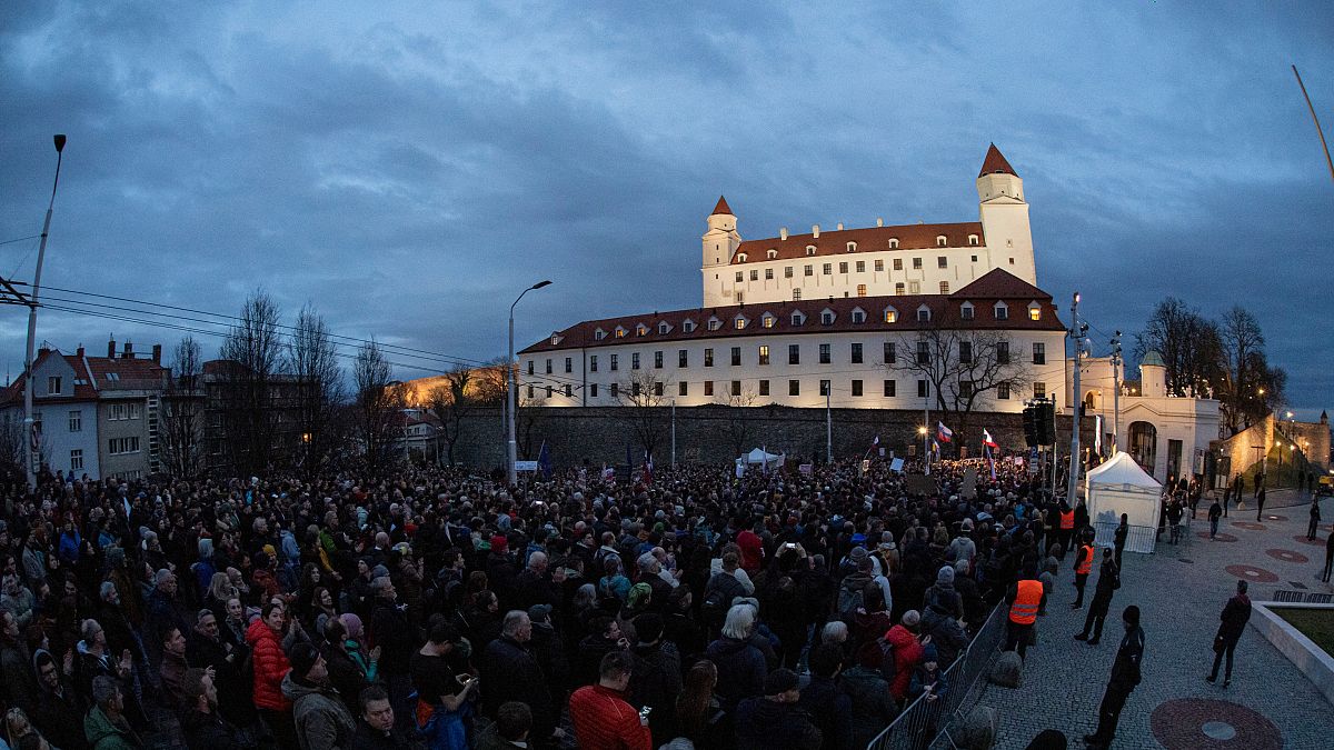Na Slovensku protestujú tisíce ľudí, ktorí žiadajú vládu, aby znížila korupciu