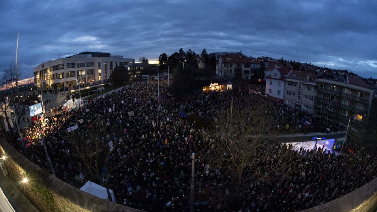 Tüntetők a szlovák parlament előtt Pozsonyban 2024. február 7-én. 