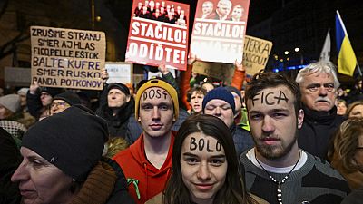 Tausende Menschen haben am Mittwoch vor dem slowakischen Parlament in Bratislawa gegen die Justizreform demonstriert. 