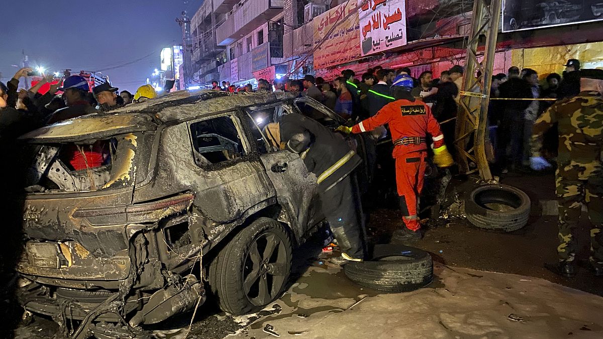 Сгоревший после удара беспилотника США автомобиль, в котором находился убитый командир "Катаиб Хезболлах"