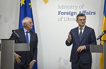 Le chef de la politique étrangère de l'Union européenne, Josep Borrell, à gauche, et le ministre ukrainien des Affaires étrangères, Dmytro Kuleba, mercredi 7 février 2024.
