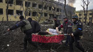 ARCHIVO: Equipos de emergencia ucranianos evacúan en marzo de 2022 a una mujer embarazada herida de un hospital de maternidad que fue dañado por un ataque ruso en Mariúpol