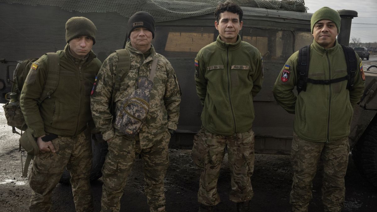 Des vétérans colombiens qui ont rejoint les forces armées ukrainiennes pour aider à combattre la Russie posent près du front près Lyman dans le Donbass, le 29 janvier 2024.