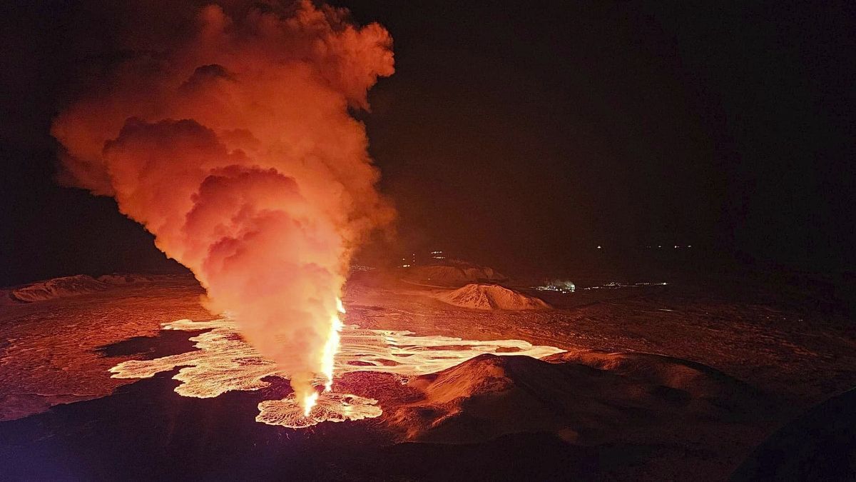 Извержение вулкана на полуострове Рейкьянес 