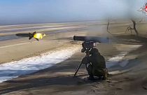 Orosz katona rakétát lő ki az ukrajnai hadszíntéren