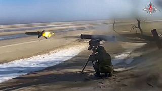 Orosz katona rakétát lő ki az ukrajnai hadszíntéren