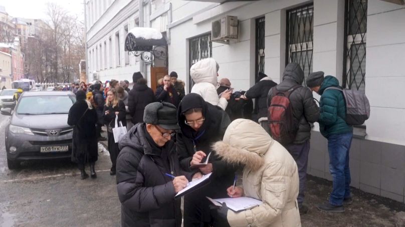 Die Menschen in Russland standen Schlange, um Nadeschdin ihre Unterschriften zu geben.