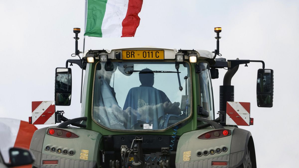 Italian farmers protest at Sanremo music festival, while roadblocks continue in Bulgaria and Spain thumbnail