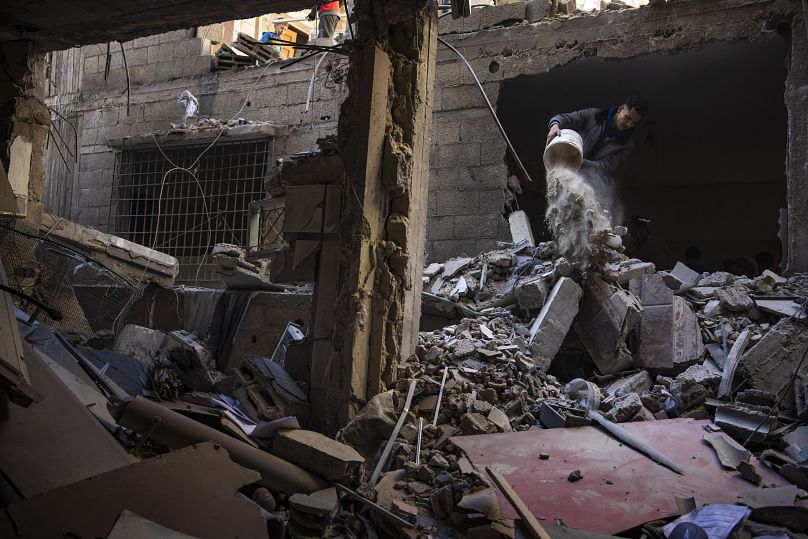 romokat eltakarító férfi Gázában