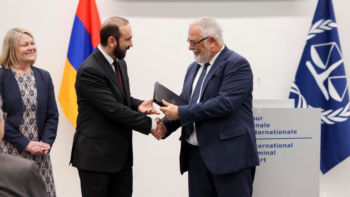 Il ministro degli Affari Esteri dell'Armenia Ararat Mirzoyan insieme al giudice e presidente della Corte penale internazionale Piotr Hofmański