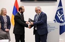 Il ministro degli Affari Esteri dell'Armenia Ararat Mirzoyan insieme al giudice e presidente della Corte penale internazionale Piotr Hofmański