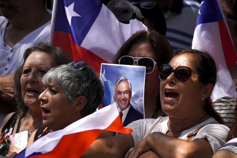 Pinera'nın naaşının Kongre'ye gelişini bekleyen halk Şili milli marşını söylerken