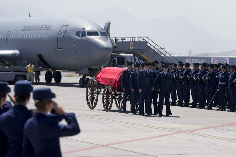 Eski Şili Devlet Başkanı Sebastian Pinera'nın cenazesi Santiago'daki Kongre'ye götürülmek üzere havaalanına ulaştı