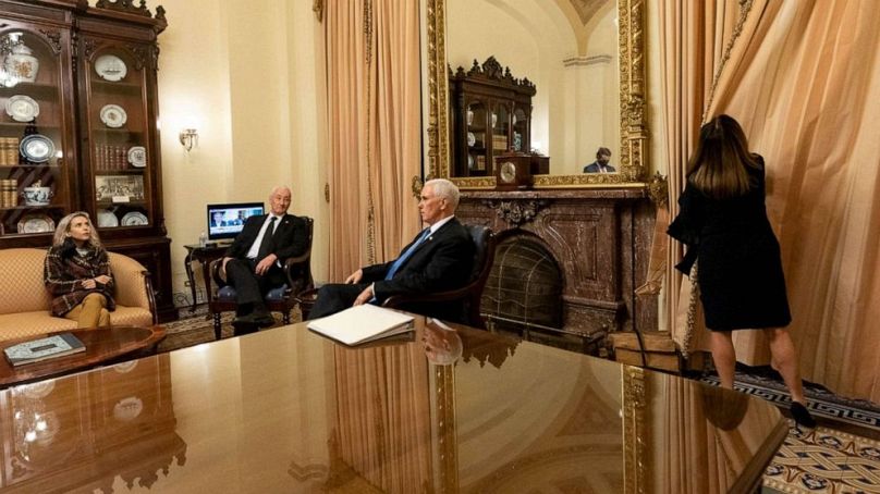 Mike Pence menedékben családjával a Capitoliumban, 2021 január 6.
