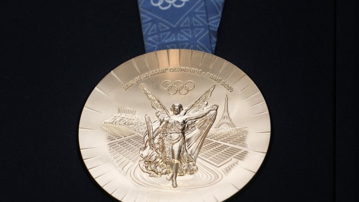Un lado de la medalla de bronce olímpica de París 2024 se muestra en los organizadores olímpicos de París en Saint-Denis, en las afueras de París, el 8 de febrero de 2024.